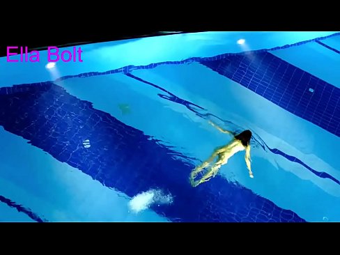 ❤️ Non podo deixar de mirar, unha moza loira que é sorprendida nadando espida na piscina do resort ELLA BOLT ❤️❌ Vídeo porno en nós ❌❤