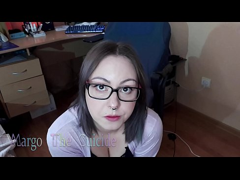 ❤️ Moza sexy con lentes chupa un consolador profundamente ante a cámara ❤️❌ Vídeo porno en nós ❌❤